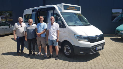 Abholung des Buses durch unsere Kollegen – Gruppenfoto